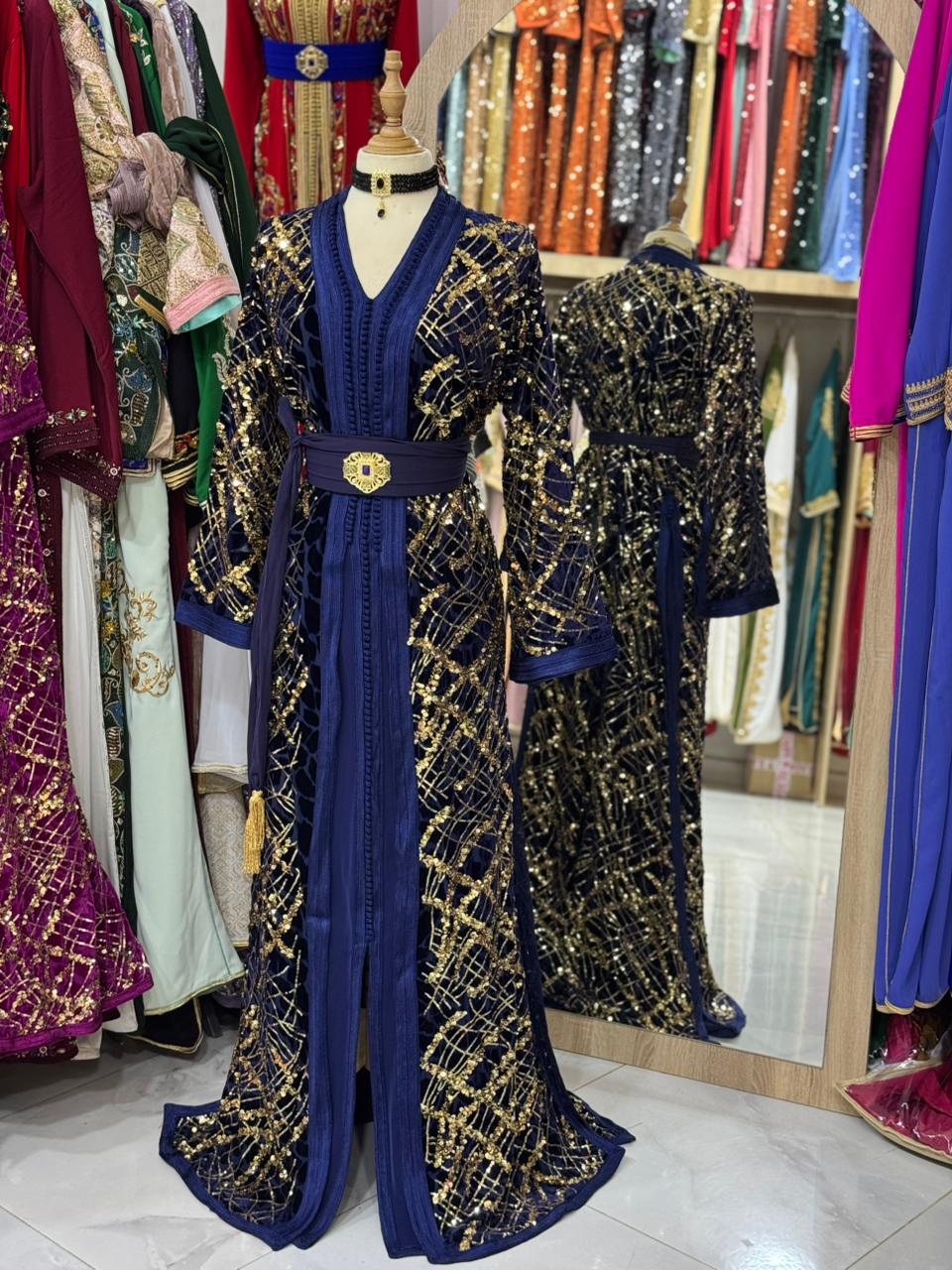 Caftan Marocain Luxe en Velours Violet – Broderie & Ceinture Mdamma