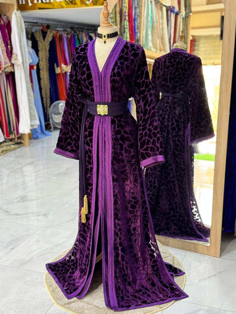 Caftan Marocain Luxe en Velours Violet – Broderie & Ceinture Mdamma